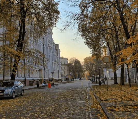 В багрець та золото одягнені ліси…